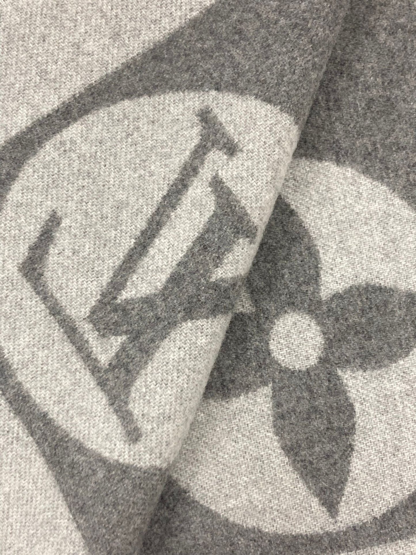 Louis Vuitton Cardiff Scarf Grey