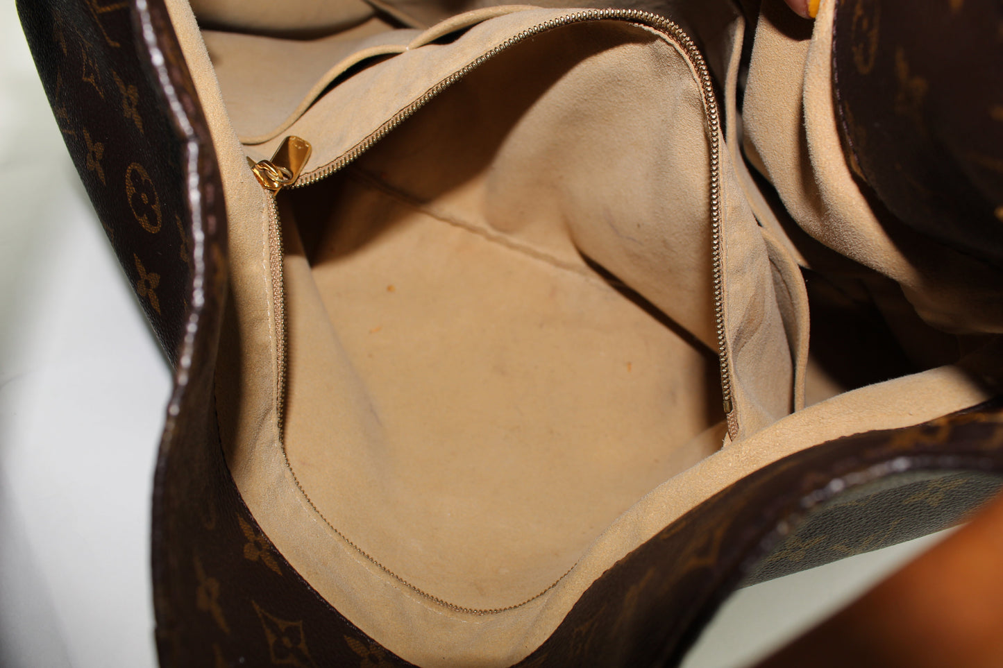 LOUIS VUITTON ARTSY MM