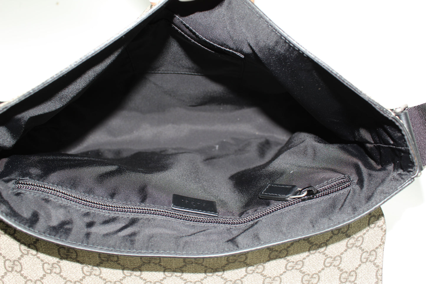 GUCCI SUPREME MESSENGER BAG