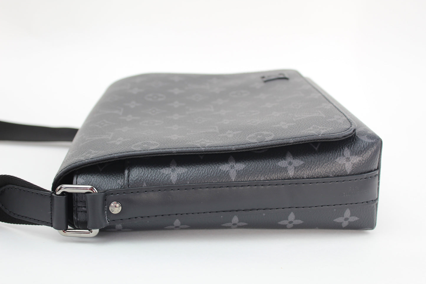 Louis Vuitton District MM Messenger