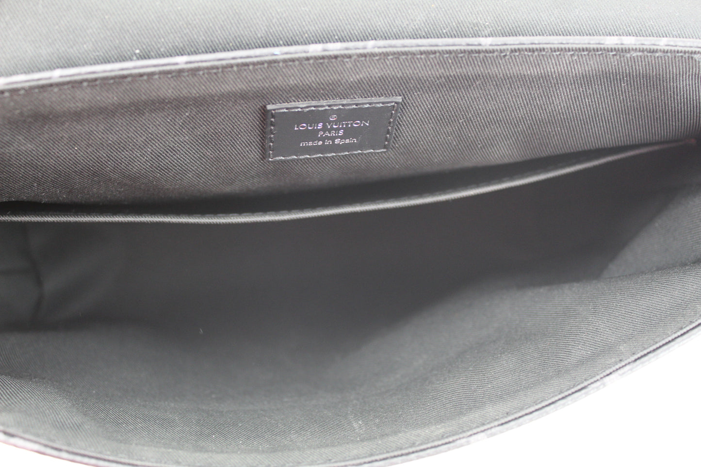 Louis Vuitton District MM Messenger